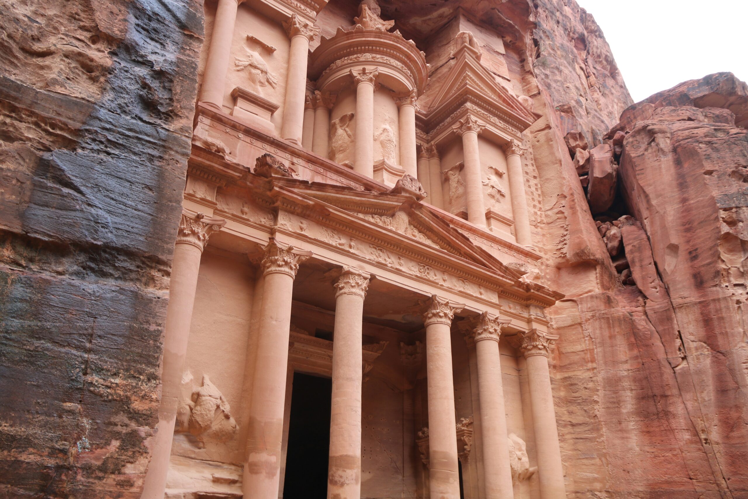 البدو في البتراء يقاومون الإخلاء من الكهوف الأثرية