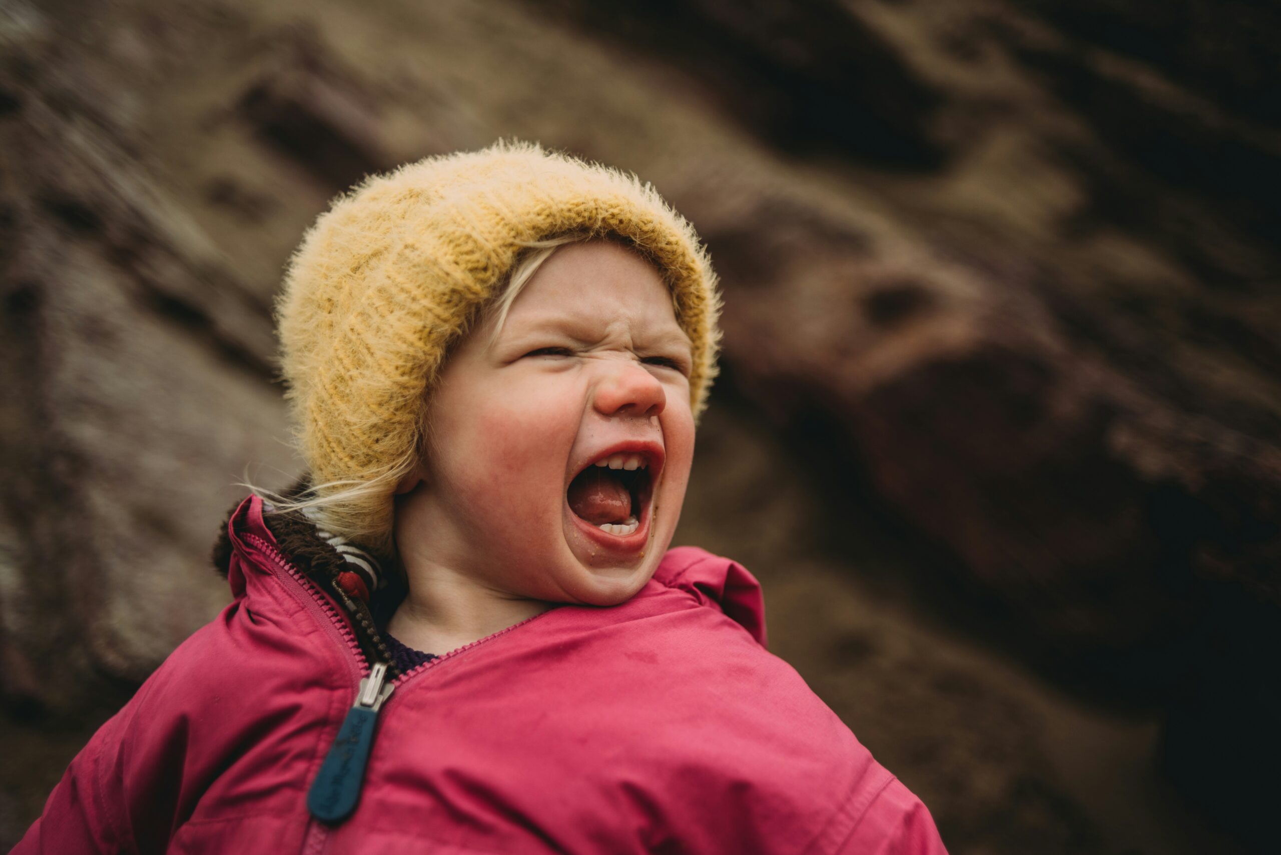 كيف تتعامل إذا كان طفلك مزعج: نصائح عملية للآباء والأمهات 1 طفل يُظهر سلوكًا مزعجًا أو عدوانيًا في المنزل